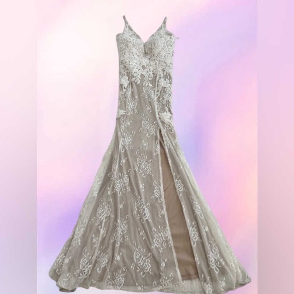 maniju Ivory Lace Wedding Dress - Small